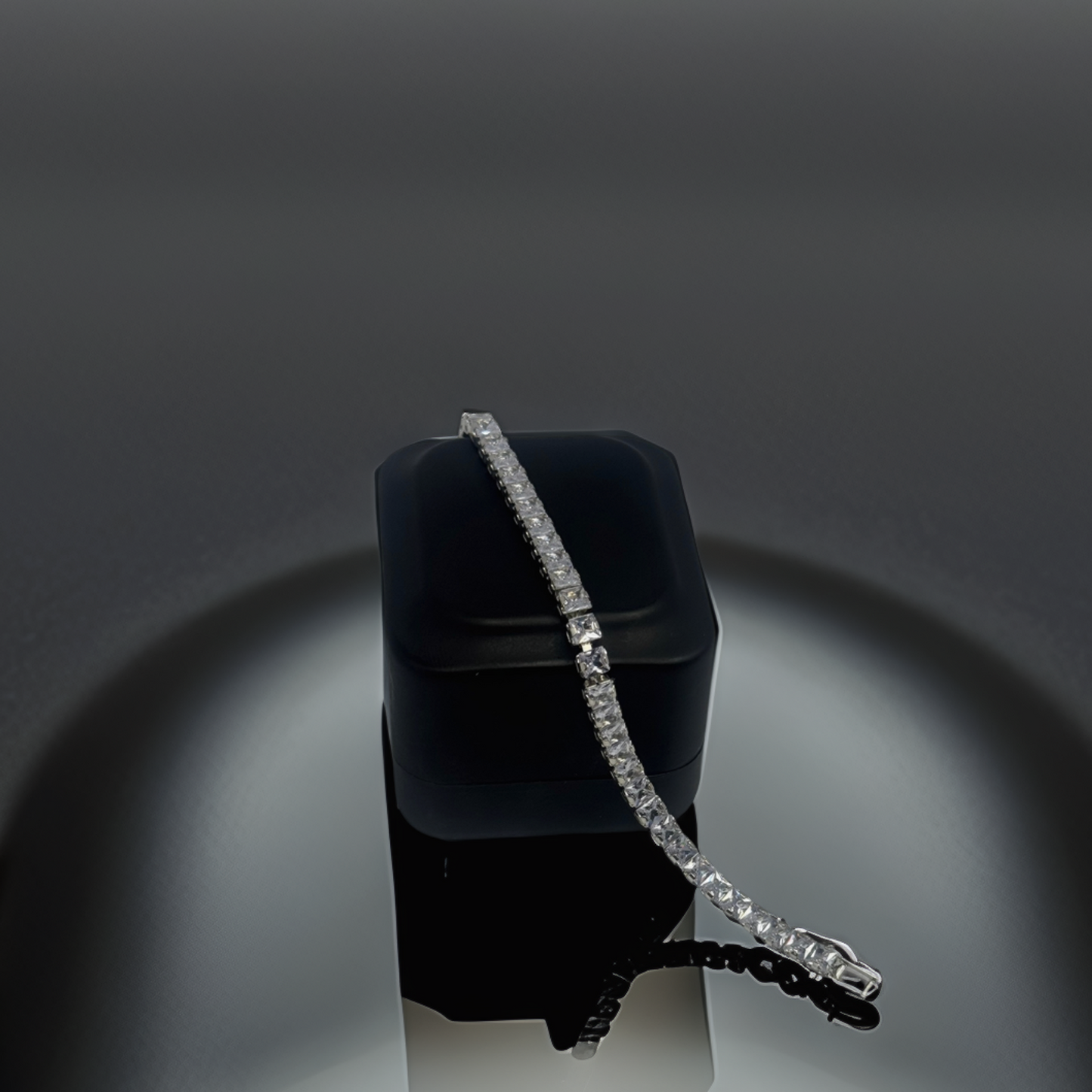 Elegant Crystal Tennis Bracelet – Gold & Silver Options (Unisex) - Glimzie
