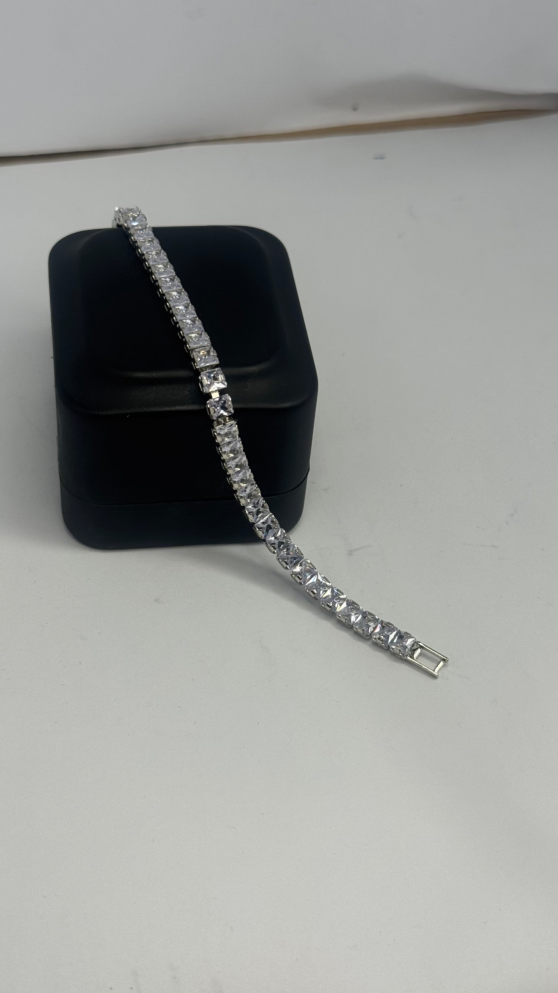 Elegant Crystal Tennis Bracelet – Gold & Silver Options (Unisex) - Glimzie