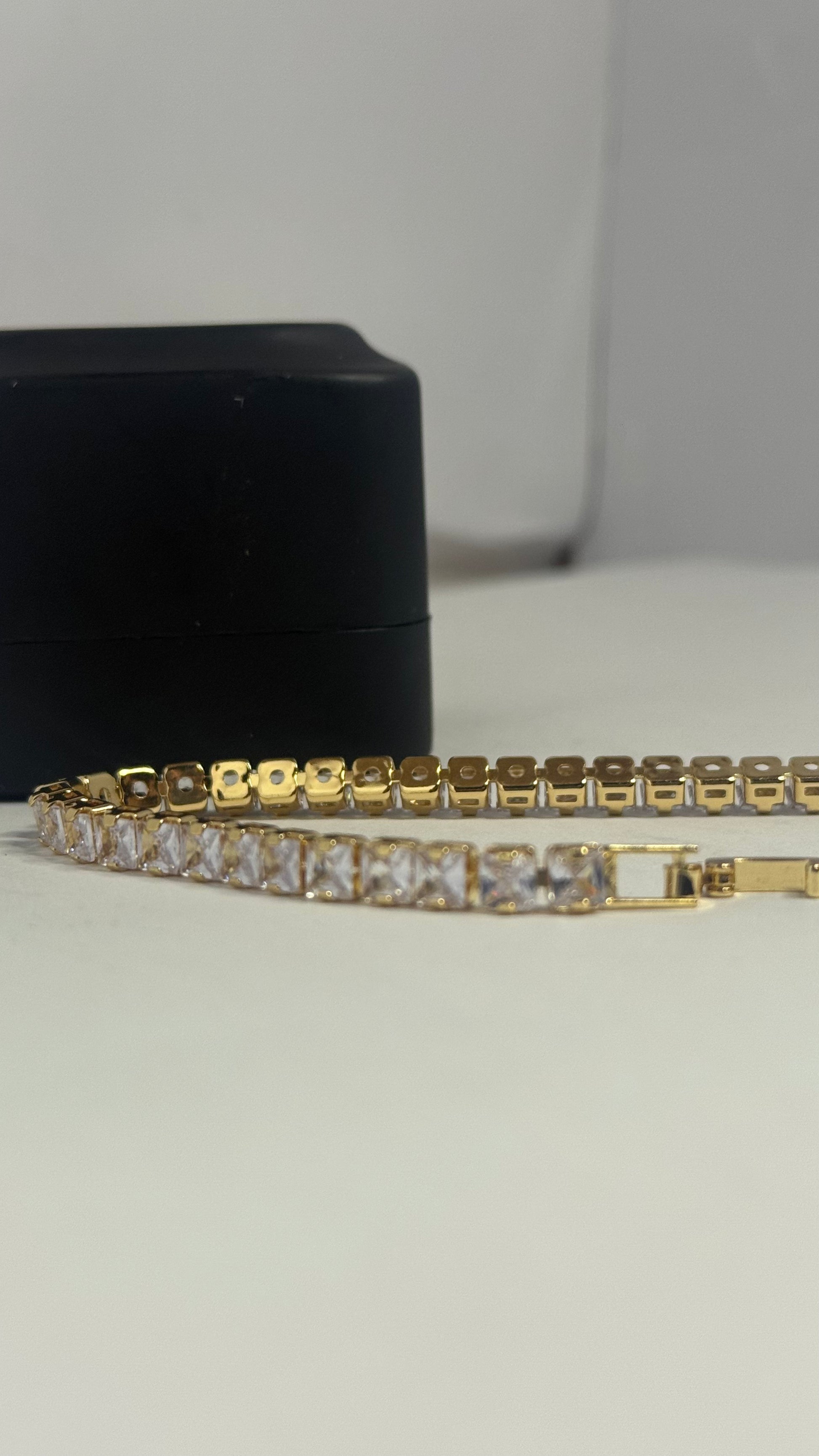 Elegant Crystal Tennis Bracelet – Gold & Silver Options (Unisex) - Glimzie